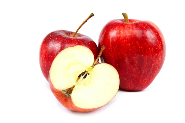 Manzanas rojas frescas con una rebanada sobre fondo blanco . — Foto de Stock