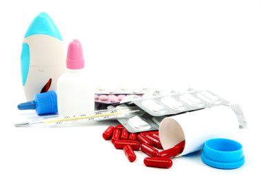 Tıp Şişeler ve beyaz zemin üzerine hap.