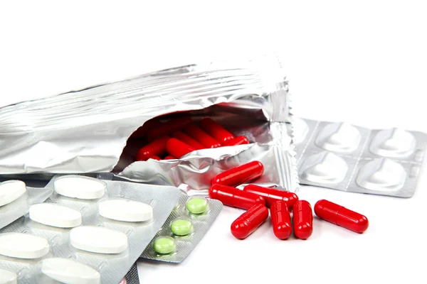 Piatto con pillole e capsule isolate su sfondo bianco. Med — Foto Stock