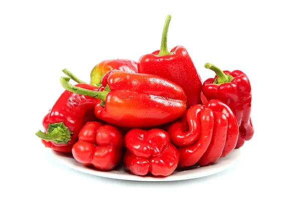 Färsk röd paprika på en tallrik. — Stockfoto