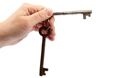 Beyaz bir arka plan üzerinde izole el eski anahtarları.