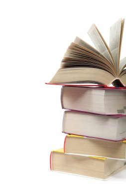 Beyaz arkaplanda bir yığın kitap.