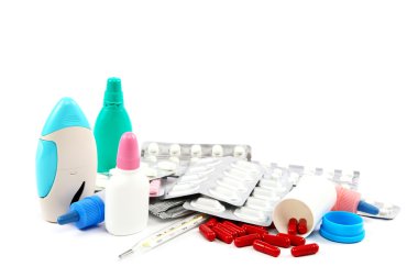 Tıp Şişeler ve beyaz zemin üzerine hap.