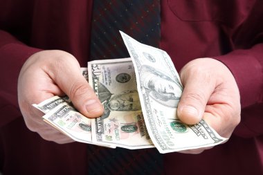 bir iş adamı elinde banknotlar.