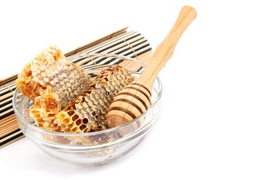 bal tarak bir cam kase ve tahta sopa.