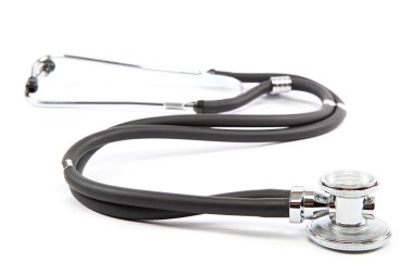 Beyaz arka planda tıbbi steteskop..