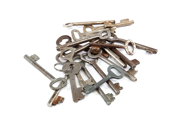 Vecchie chiavi isolate su sfondo bianco. — Foto Stock