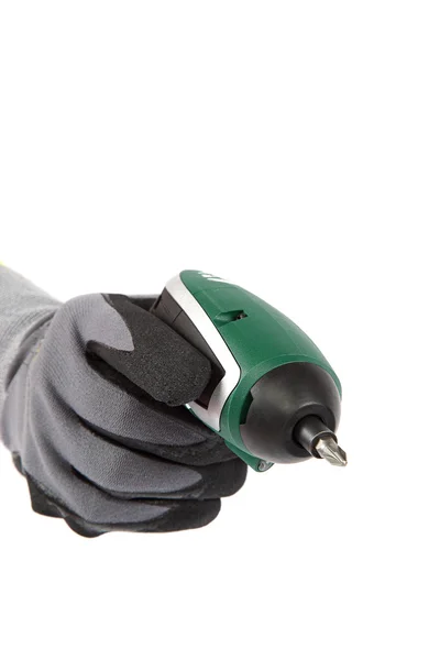 Akumulátorový šroubovák v ruce v ochranné rukavice. — Stock fotografie