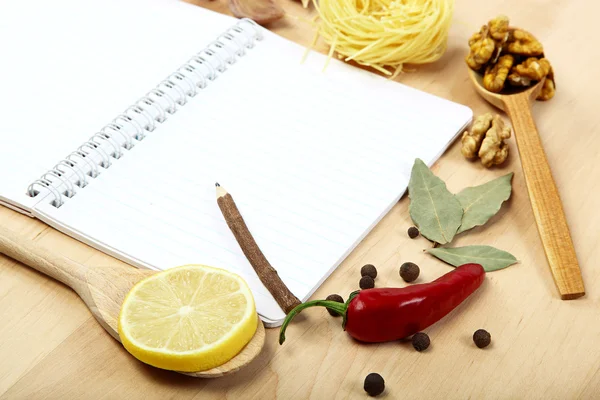 Notebook dla receptur, warzywa i przyprawy. — Zdjęcie stockowe