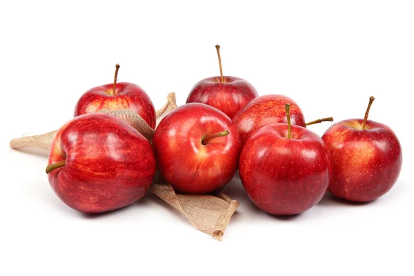 Красные яблоки на белом фоне. — стоковое фото