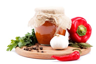 kavanoz konserve sebze ve baharat üzerine ahşap tahta kesme.