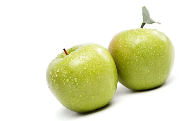 Groene appels in druppels water. — Stockfoto