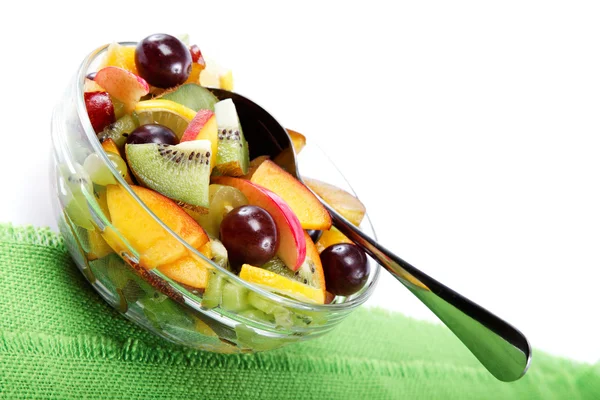 Salada de frutas frescas no fundo branco. — Fotografia de Stock