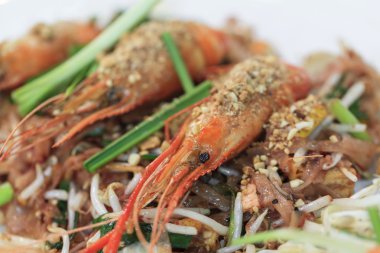 Kızarmış noodle (pad thai karides ile)