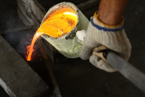 Pouring liquid brass in mold — Stock Photo, Image