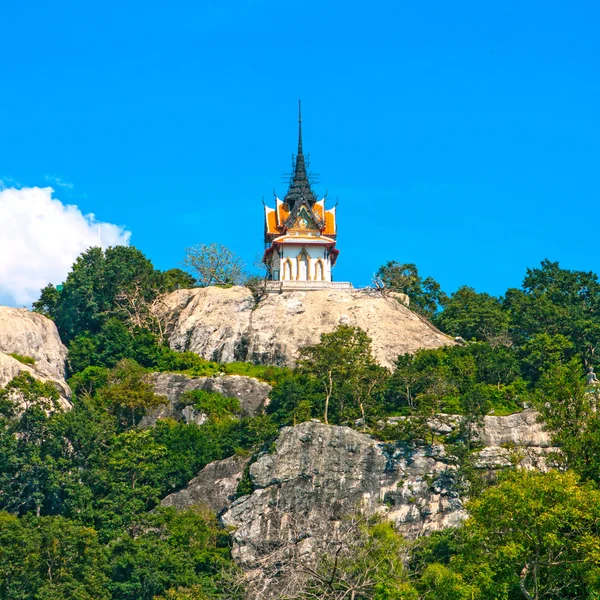 Templo en la montaña cerca del cielo — Foto de Stock
