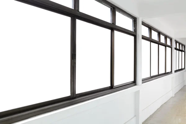 Windows op de muur geïsoleerd — Stockfoto