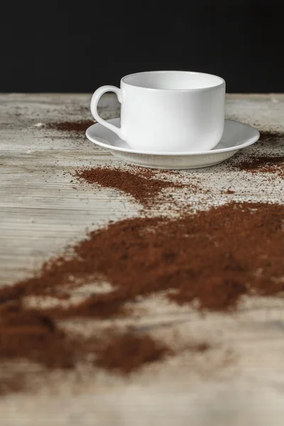 Xícara de café e café powern na mesa de madeira fundo escuro — Fotografia de Stock