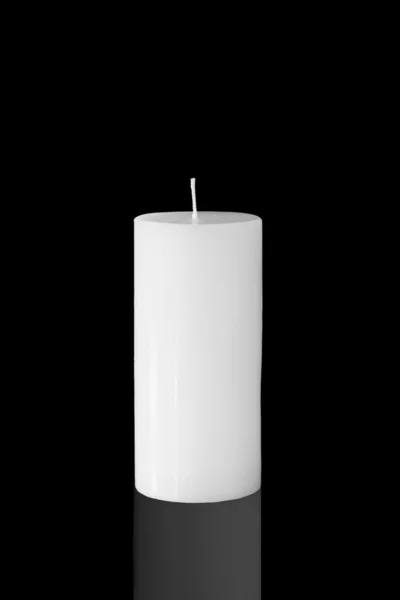 Bílá svíčka izolovaných na tmavém pozadí — Stock fotografie