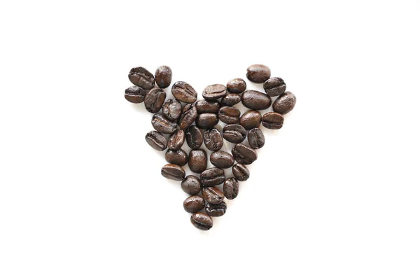 Forma de corazón de grano de café aislado sobre fondo blanco — Foto de Stock