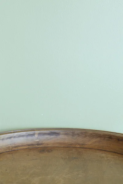 Mesa de madeira no fundo verde claro — Fotografia de Stock