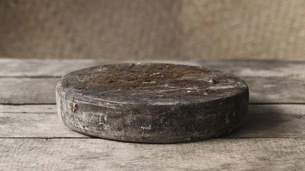 Old round wooden butcher board (Натюрморт ) — стоковое фото