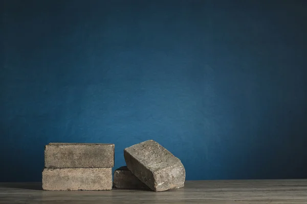 Alter Stapelziegel auf blauem Hintergrund (Stillleben) — Stockfoto