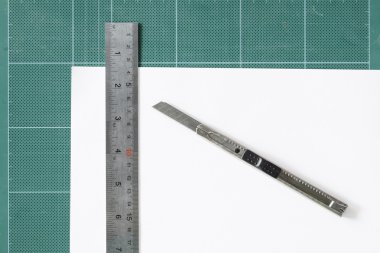 şirin izole üzerinde beyaz ve yeşil kesim paspas withi demir cetvel