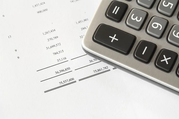 Calculadora na demonstração financeira — Fotografia de Stock