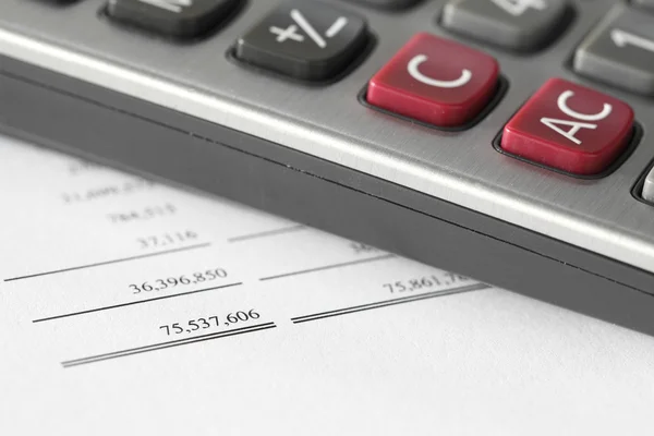 Calculadora na demonstração financeira — Fotografia de Stock
