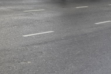 yol üzerinde beyaz çizgi