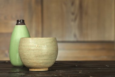 Antika seramik kase ve kavanoz dolap ahşap arka plan (natürmort)