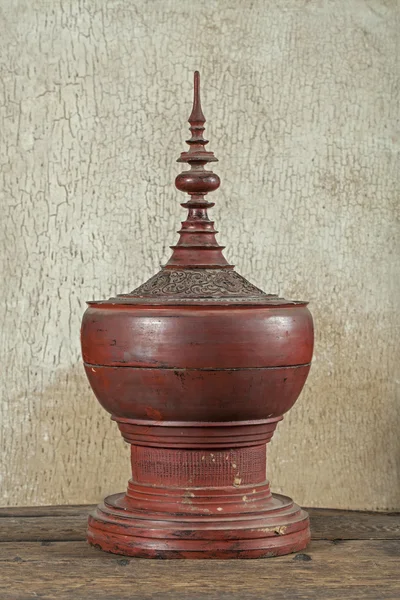 Výrobky antické červený lak v dřevěných bezva pozadí (zátiší) — Stock fotografie