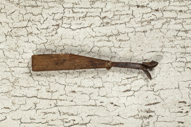 narzędzie antyczne lakier (martwa natura)