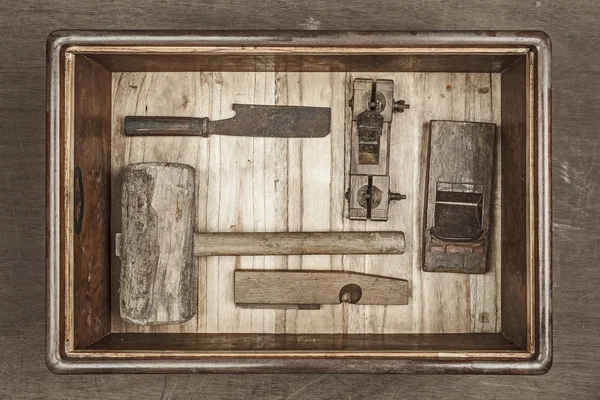 Antieke timmerman hulpmiddel in box set (stilleven) — Stockfoto