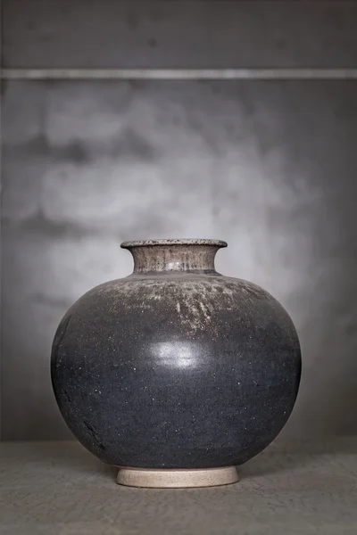 Antyczne podstaw czarny ceramiczny wazon (martwa natura) — Zdjęcie stockowe