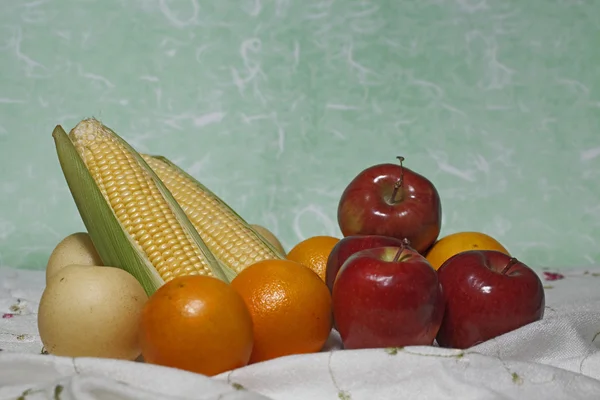 Frutos orgânicos em fundo verde (Natureza morta ) — Fotografia de Stock