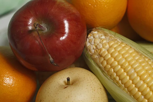 Close up organic fruits on green background (Still life) — Stock Photo, Image