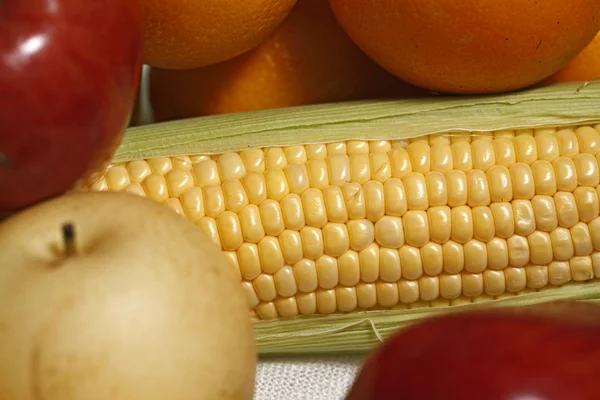 Primer plano frutas orgánicas sobre fondo verde (Bodegón ) — Foto de Stock