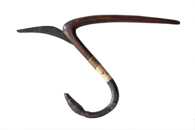 Beyaz arka plan üzerinde izole antika tırpan