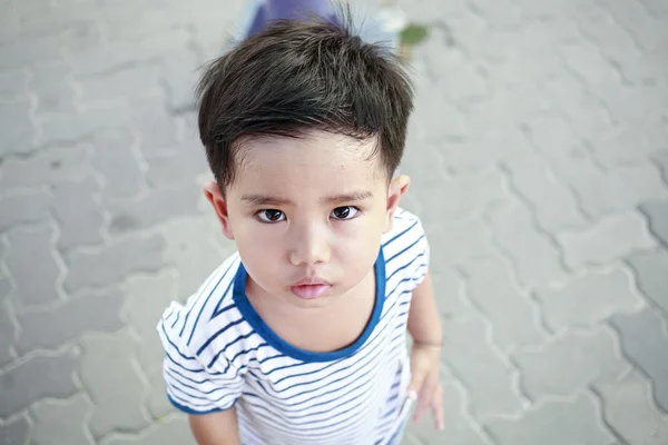 Kid looking up — Stock Photo, Image