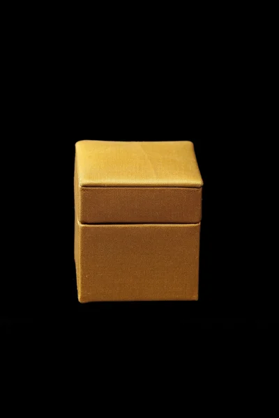 Gula silk box på mörk bakgrund — Stockfoto