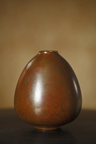 Pequeno vaso de bronze antigo — Fotografia de Stock