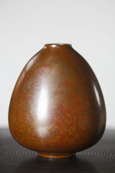 Petit vase en bronze antique — Photo