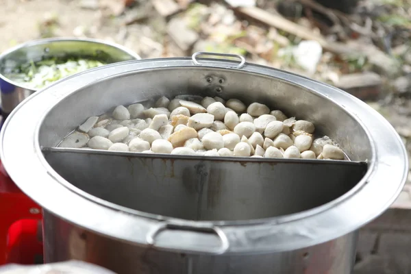 Gekookte vis bal in warme pot — Stockfoto