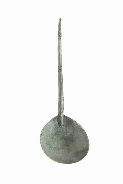 Antico cucchiaio di bronzo isolato su sfondo bianco — Foto Stock