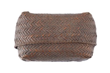 Beyaz arka plan üzerinde izole küçük sepet