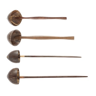 Hindistan cevizi kabuğu kaşık beyaz zemin üzerine (set izole)