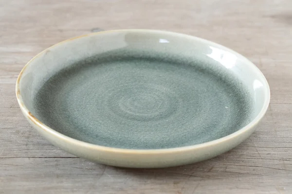 Antico piatto in ceramica tavolo in legno — Foto Stock