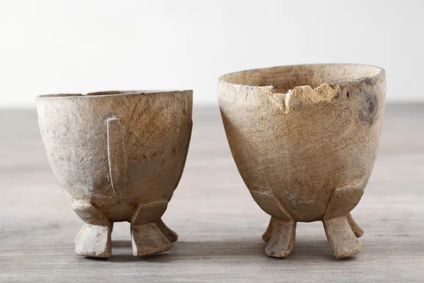 Twin antika trä cup på bord av trä — Stockfoto